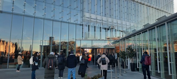 오슬로 공공도서관인 다이크만(Deichman) 도서관 앞 주말 오전 7시30분 풍경. 8시에 오픈하는 도서관에 좋은 자리를 차지하기 위해 도서관 앞에서 학생들이 기다리고 있다. [이철규 북유럽특파원]