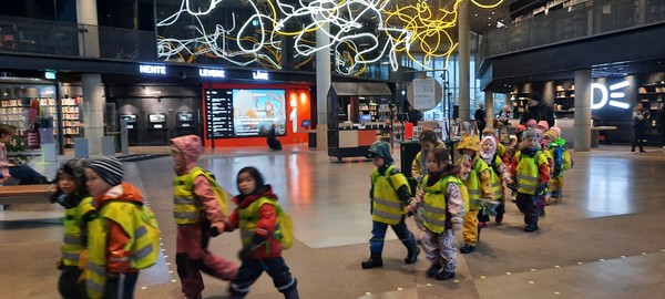 이른 아침 선생님의 안내로 오슬로 다이크만 도서관 1층을 찾은 어린이집 학생들. 안전을 위한 형광색옷은 기본이다. [이철규 북유럽특파원]