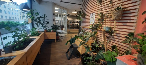 오슬로 다이크만도서관 마요스튠 (Deichman Majorstuen)에 도서관 일부공간을 씨앗나눔코너로 운영 중이다. 작은 정원을 꾸며놓고 정기적으로 식물강좌를 진행한다. [이철규 북유럽특파원]