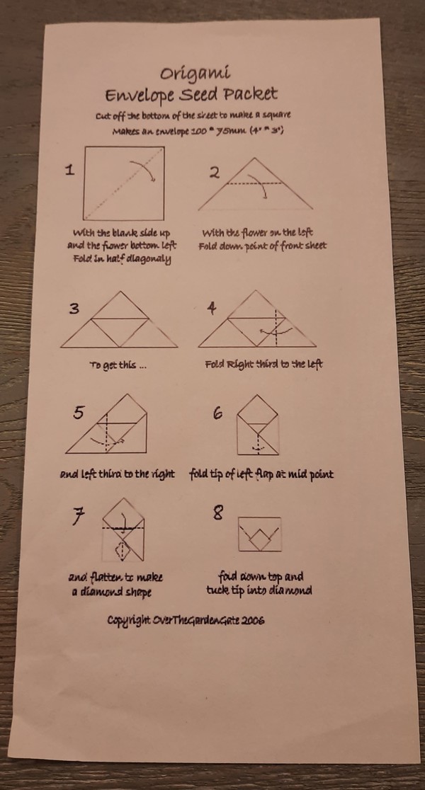 오슬로 남부도시 오스(Ås)지자체 오스도서관에서 제공하는 종자 씨앗봉투. 종자를 약봉투처럼 접어서 보관하는 방식. [이철규 북유럽특파원]