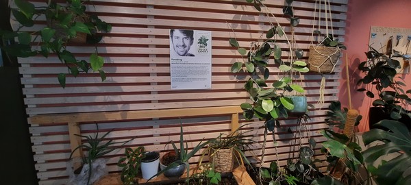 오슬로 다이크만 도서관에 마련된 식물정원. 식물강좌 포스터가 붙어있다. [이철규 북유럽특파원]