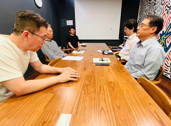 매주 월요일 한양문고에 모이는 소피책모임. 시작 전 명상으로 모임을 연다. 