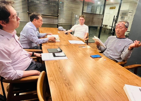 토론을 하고 이는 소피책모임 회원들.