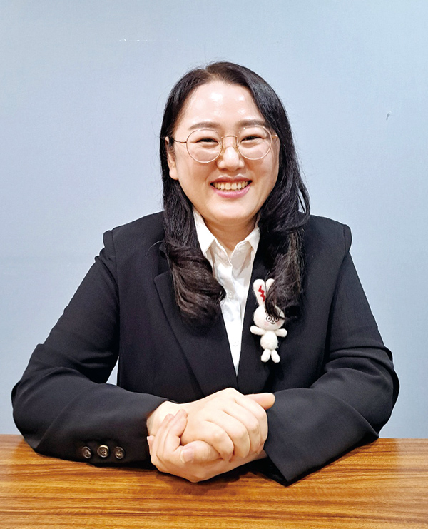 한결같은 마음으로 “지구, 생명, 공존에 대한 이야기”를 담아내고 싶다는 이예숙 팝업북 작가.