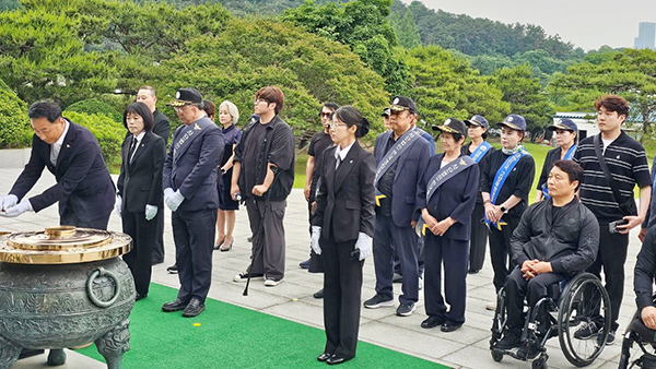 고양시장애인체육회 임직원과 선수단, 고양재향경우회, 한국경찰유족회가 국립현충원을 찾아 호국영령에 헌화하고 장영동 고양시장애인체육회 사무국장(사진 가장 앞쪽)이 대표로 분향했다. [사진제공 = 고양시장애인체육회]