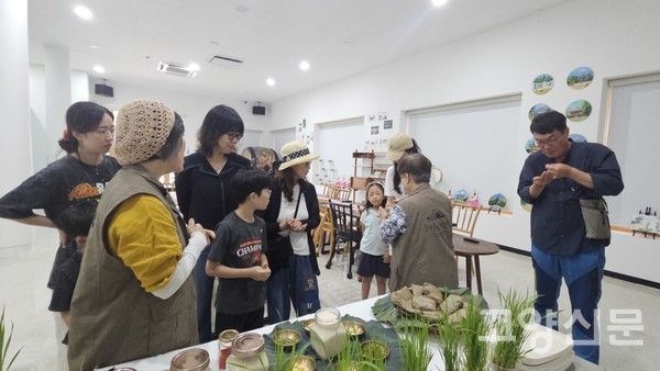 신계숙 주강사가 준비해온 볶은 들깨를 맛보는 모습