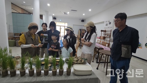 신계숙 강사로부터 어떻게 연잎밥을 만드는지 설명을 듣는 모습
