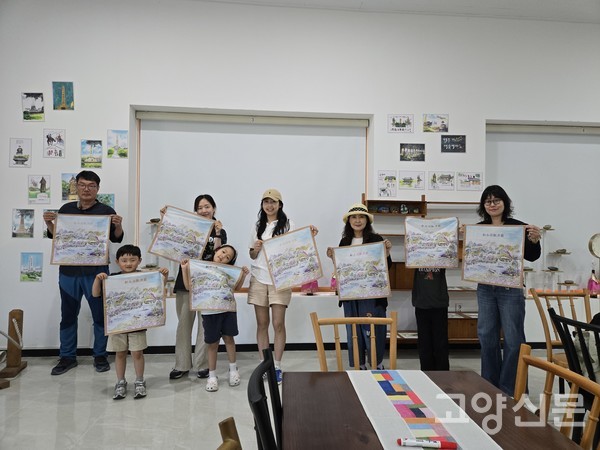 '신행호관어도 손수건' 만들기 체험후 참가자들이 단체사진을 찍었다. 
