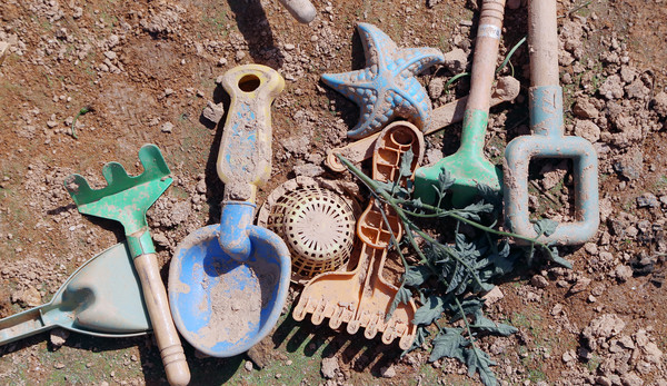 어린이들의 놀이터이기도 한 늘푸른 주말농장. 밭에서 놀다가 놔두고 간 어린이들의 장난감들.