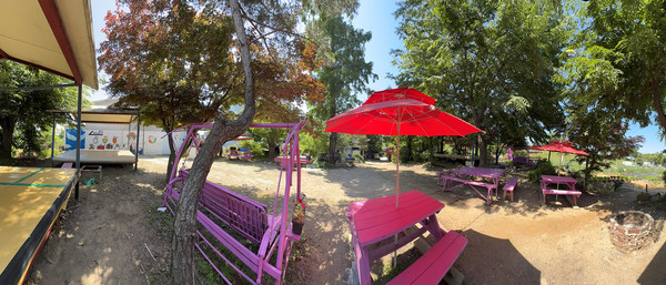 팜파티를 즐길수 있는 널찍한 쉼터. 구움터와 평상 원두막 팜파티를 즐길수 있는 널찍한 쉼터. 구움터와 평상 오두막과 파라솔이 준비되어 있다. 나무그늘은 기본이다. 