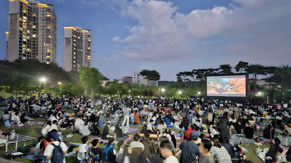 지난해 열린 식사동 돗자리 영화제.