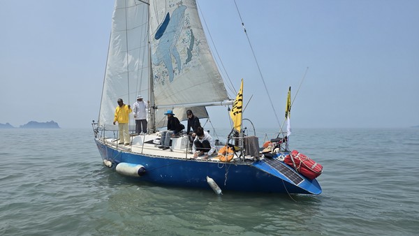 평화의 배 '요나스 웨일'호가 지난달 27일 제주 강정항을 떠나 임진강을 향해 항해하고 있다. 