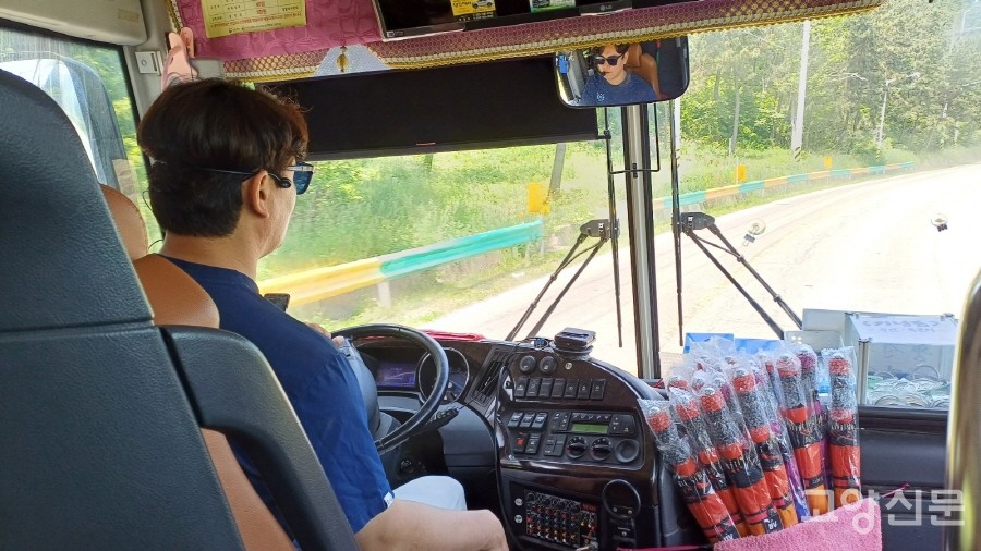 백령도 여행사의 에이스는 '까나리여행사'이고, 까나리여행사의 에이스 가이드는 자타공인 '김반장'이다. 