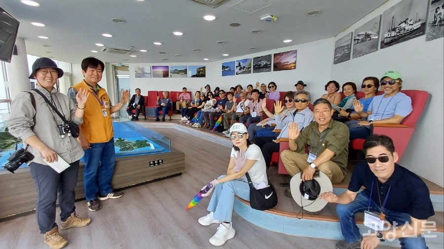 (맨 왼쪽부터) 친절하면서도 열정적인 해설을 들려 준 황해물범시민사업단 박정운 단장과 현지 해설사님. 