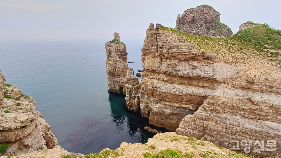 백령도를 대표하는 지질경관명소인 두무진 해변. 