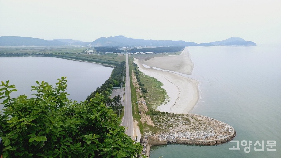 백령도 주민들은 섬 남쪽 갯벌을 막아 농지를 확보했다. 둑방 오른쪽이 바다(사곶해안)이고, 왼쪽은 담수호다.  