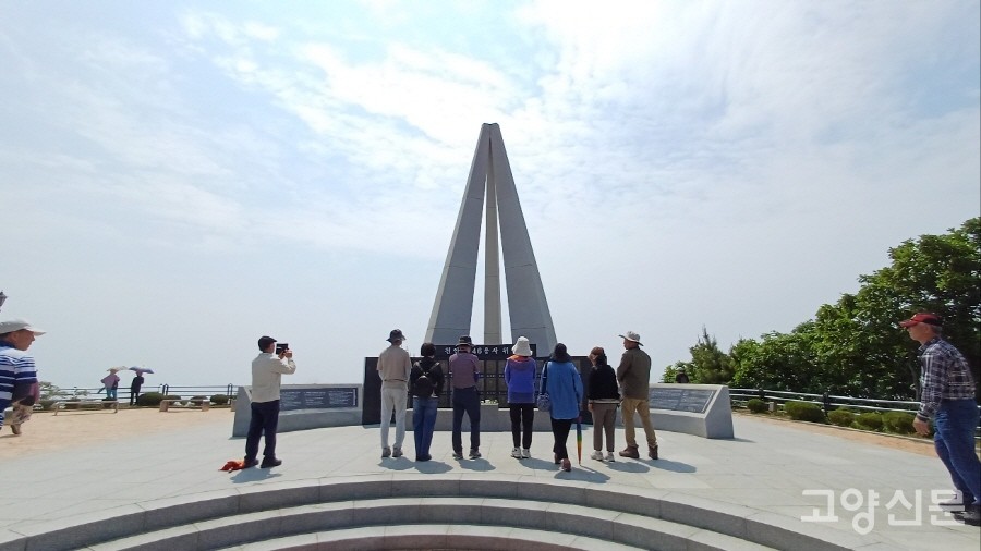 천안함 위령탑을 찾은 참가자들.