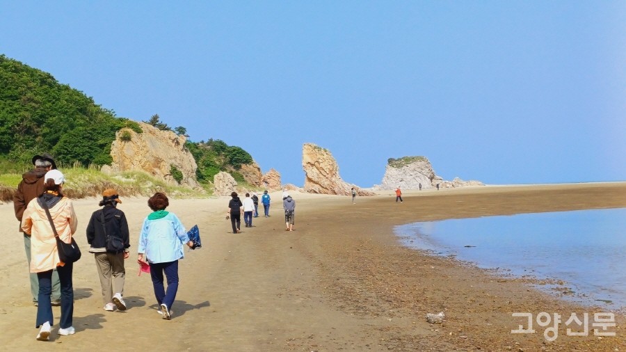 농여해변을 따라 걸으면 모래가 길고도 아름다운 곡선을 그리는 풀등이 이어진다. 