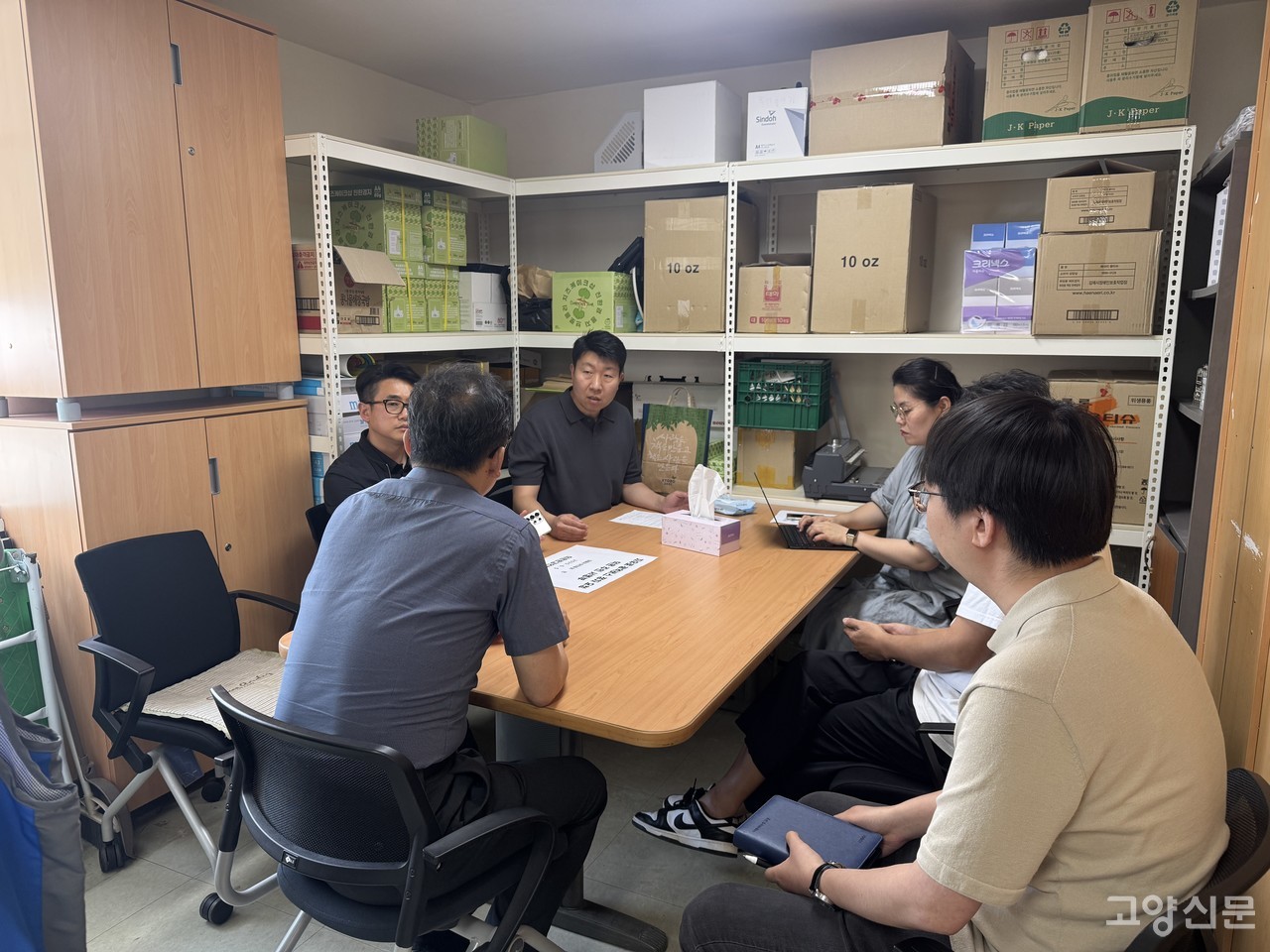 5일 덕은지구연합회(회장 이진원) 임원들이 시 대중교통과를 방문해 덕은지구 앞 자유로 환승정류장 설치 민원을 전달했다.