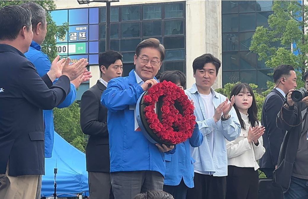 지난달 20일 선거유세를 위해 더불어민주당 대선 후보로 고양시를 방문한 이재명 대통령이 고양시민으로부터 꽃다발 선물을 전달받고 있다.