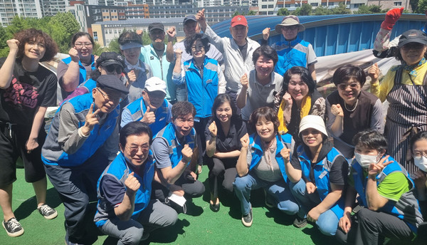  일산1동 주민자치회와 참여자들이 독마을 전통 장 가르기에 함께 자리했다.