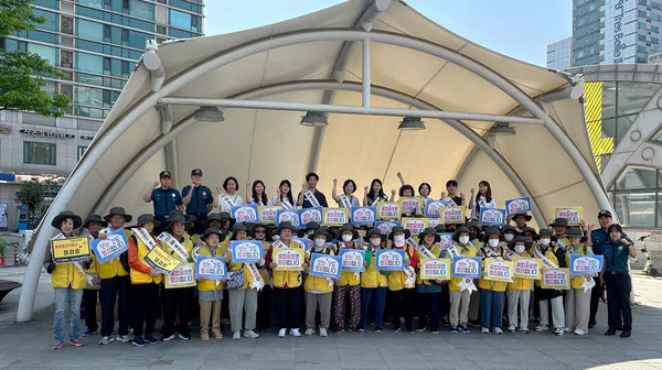 고양시덕양노인종합복지관과 고양경찰서가 시민을 대상으로 불법촬영 근절을 위한 캠페인을 했다.