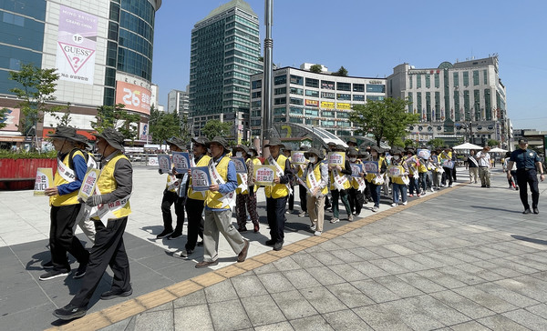 연합캠페인을 하는 덕양노인종합복지관 어르신들.