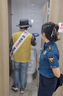  캠페인 활동중인 한 어르신과 경찰관.