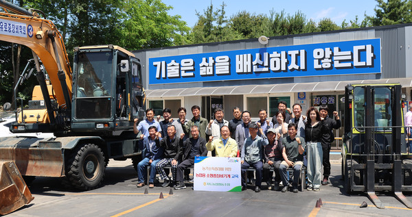 영농 현장에서 조합원이 스스로 기계를 운용할 수 있도록 농기계 교육을 마련한  지도농협.