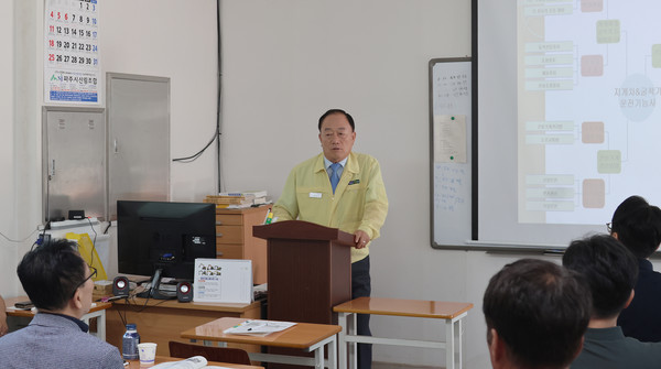 장순복 지도농협 조합장이 교육에서 조합원들에게 안전과 기계운용에 대한 인사말을 하고 있다.