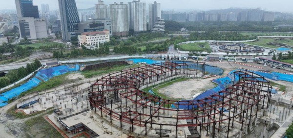 작년 4월 이후 준공률 17%에서 멈춘 아레나 공연장.