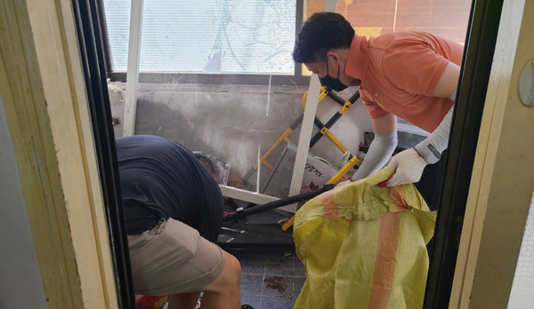 고양동은 봉사모임 행복세움센터와 장애인 가구를 방문해 폐기물 처리와 청소를 도왔다. 