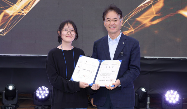 고양시 모범 청소년(효행 부문) 고양시장 표창 수여자와 이동환 고양시장.