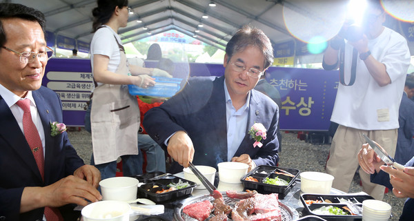 유완식 조합장과 이동환 고양시장이 숯불에 한우를 구우며 내빈들과 같이 식사를 했다.