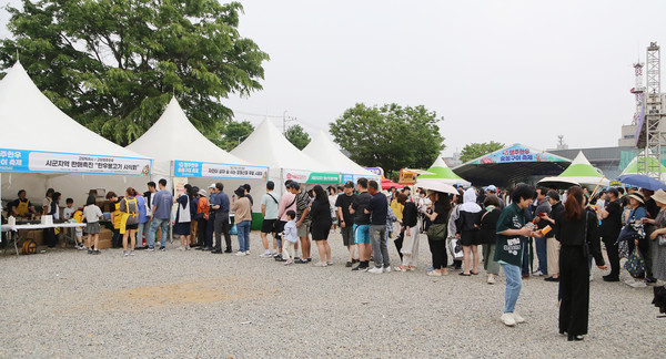 축제 부스 곳곳에는 이벤트에 참여하기 위해 많은 시민들이 길게 줄을 섰다.