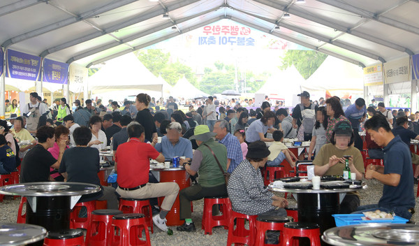 숯불구이터에는 대기 순번이 설 정도로 붐볐다.