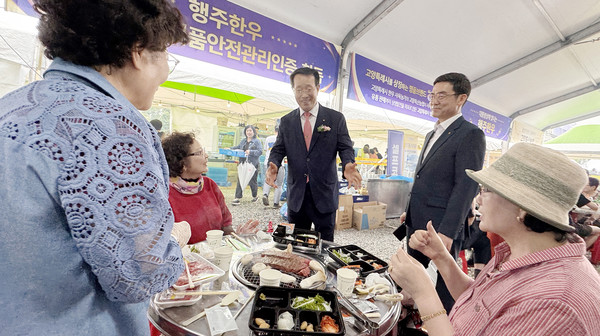 유완식 조합장(가운데)은 이틀 내내 행사장 내 고객들과 소통하며 행주한우를 홍보했다.