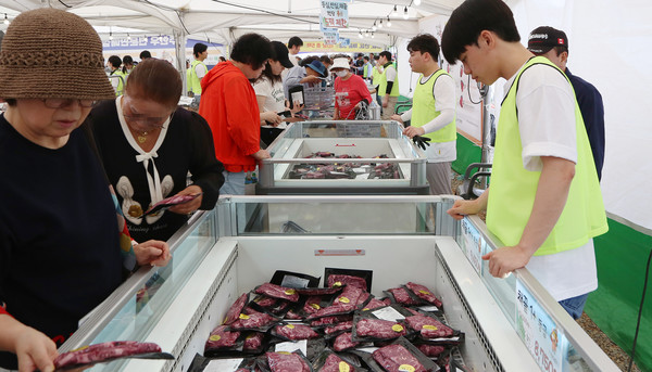 행주한우를 구매하는 소비자들.