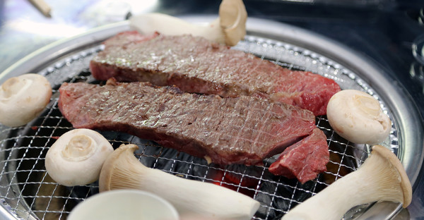 행주한우가 숯불에서 맛있게 구워지고 있다.