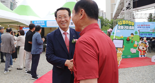 유완식 조합장은 행사장을 찾은 고객들과도 반갑게 인사를 나누었고, 축제 참여에 감사해 했다.