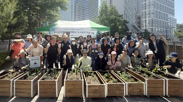 도시농부프로그램 치유텃밭인 상자 텃밭과 함께 촬영한 참여자들.