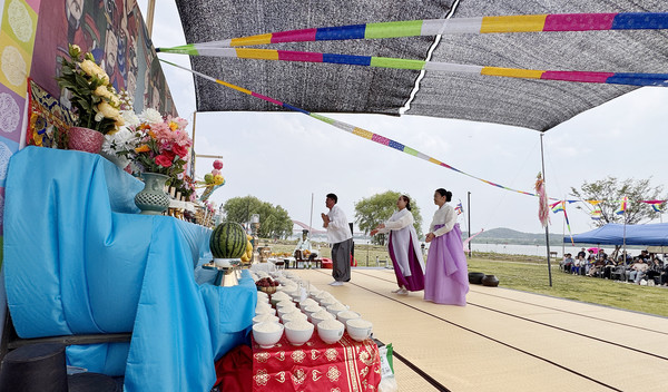 참여자들이 강풍어제에서 고양시민과 행주어부들을 위한 제를 올리고 있다.