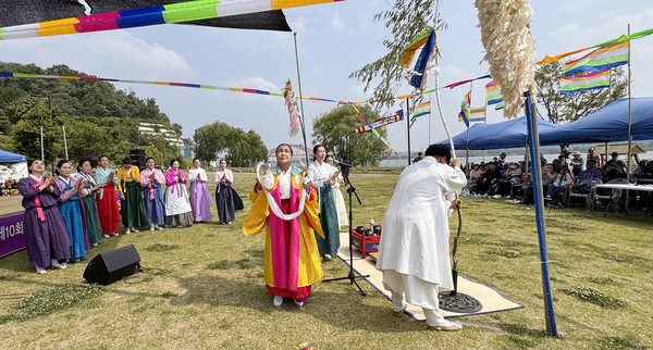 이날 행사에는 많은 시민들이 참여해 처음부터 마무리까지 축제를 감상했다.