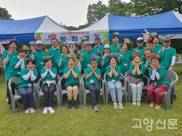 밭작물 전공자들이 정선자 학우가 기획한 채소 머리띠를 하고 유쾌하게 기념사진을 찍었다.