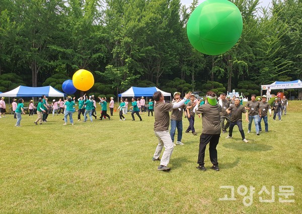 대형 애드벌룬으로 행복나르기 경기에 참가자들이 즐거워하고 있다.