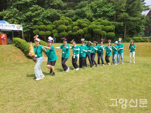 채소 머리띠를 한 밭작물 전공자들의 장기자랑으로 잔디광장을 웃음 바다로 빠지게 했다.