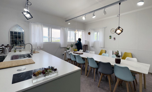 윤광미 대표의 공간이자, 스튜디오. 고객들과 교류하는 소박한 공감의 장소이다.