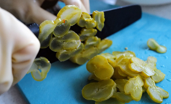 고추씨오이지를 써는 한 주부.