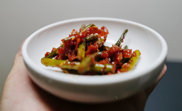 마마님의 황태 마늘쫑 장아찌. 여러 정갈한 음식 중에 하나다. 그의 음식은 단순하고 누구에게나 낯설지 않다. 