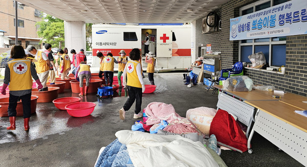 삼송1동은 지역사회보장협의체 등과 취약계층의 쾌적한 일상 지원을 위한 ‘뽀송이불 행복드림’을 진행했다.